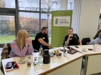 3 Teilnehmende unterhalten sich