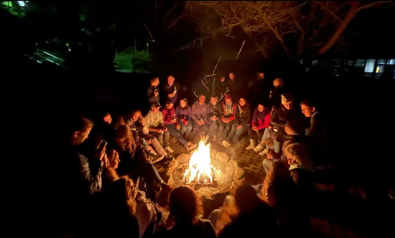 Junge Leute um ein Lagerfeuer bei der Bumi 2023