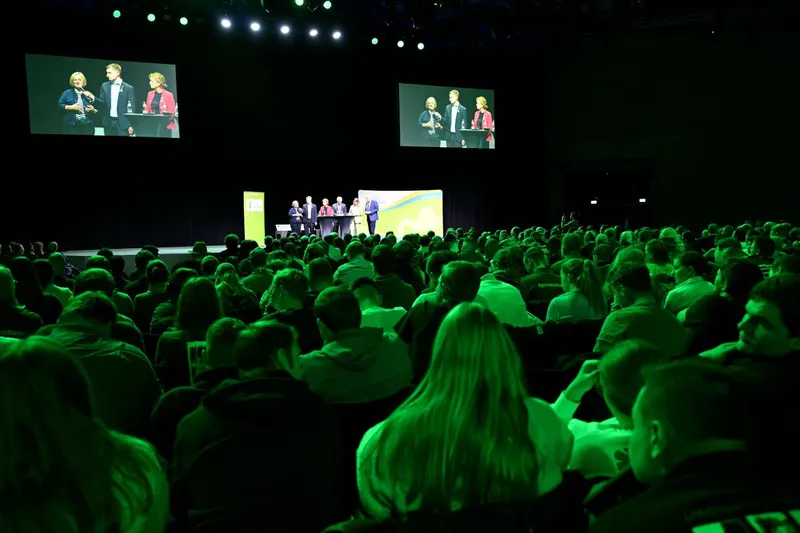 Viele junge Menschen und 4 VIPs auf der großen Bühne der Landugend auf der Grünen Woche 2026.