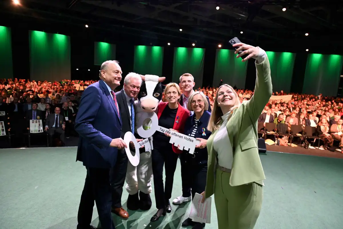 Ein Maskottchen, zwei riesige Schlüssel, zwei Minister, Spitzen von BDL,DBV und dlv vor einem Publikum aus mehr als 2000 Menschen.,
