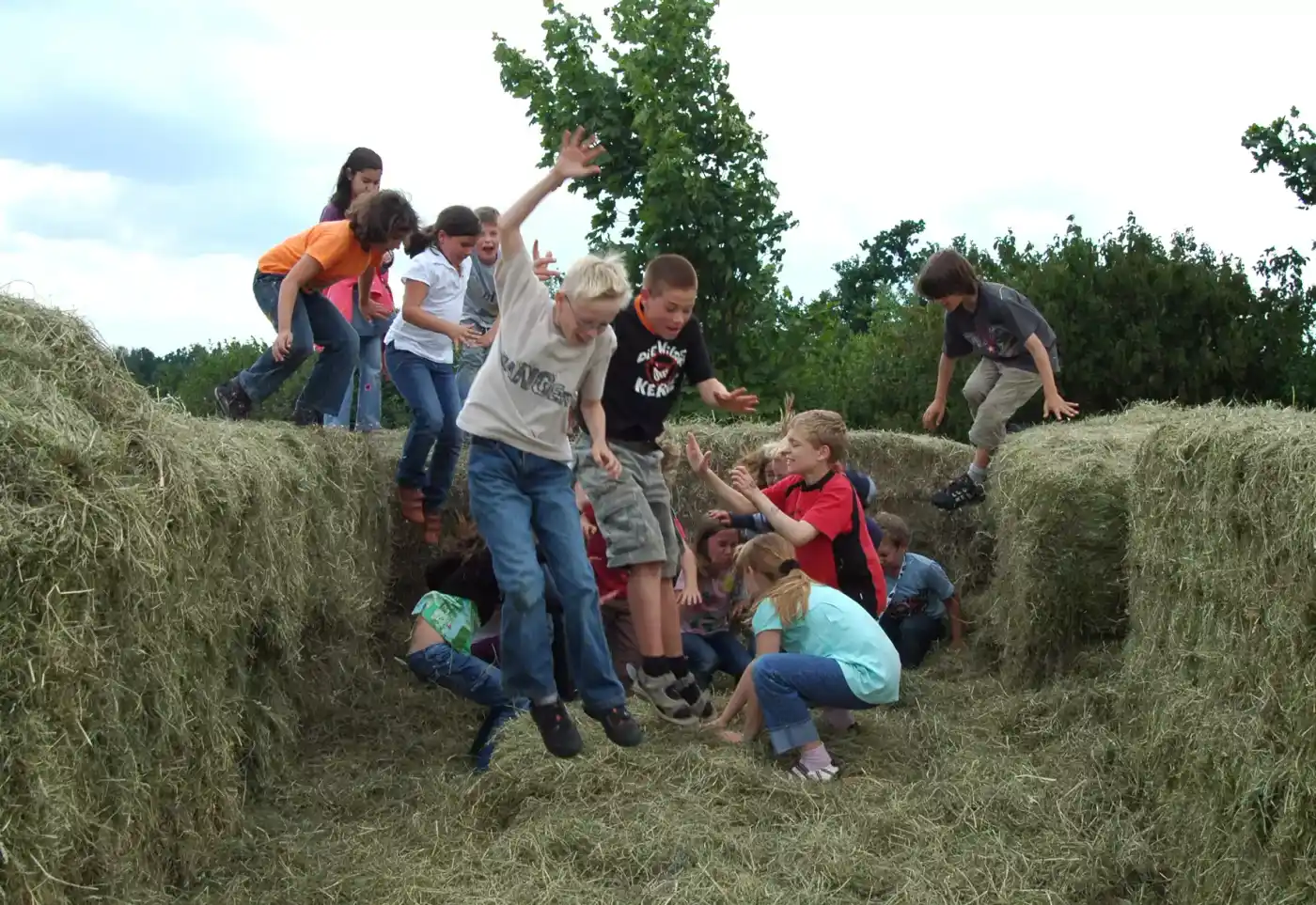 Das Bild zeigt Jeans, sowie Sky, sowie Plant, sowie People in nature, sowie Leisure, sowie Tree, sowie Grass, sowie Grassland, sowie Landscape, sowie Groundcover.