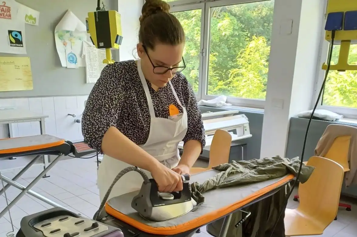 Finalistin beim Bügeln