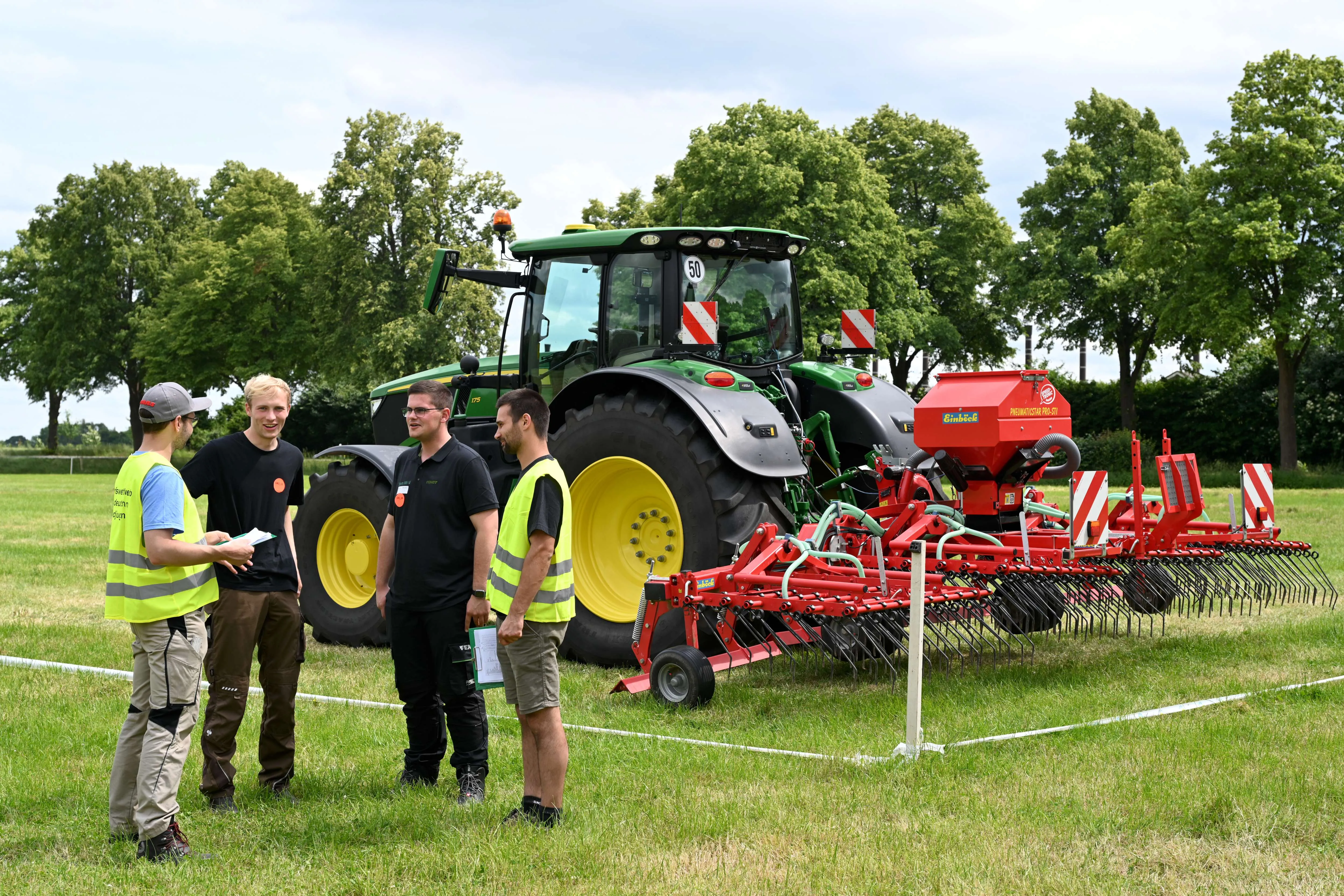 Junglandwirte mit Traktor