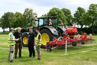 Junglandwirte mit Traktor