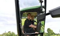 Junge Landwirte im Traktor - gespiegelter Blick
