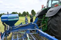 Junge Landwirte vor Traktoren