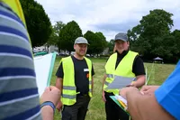 Zwei Teilnehmer warten auf Anweisung