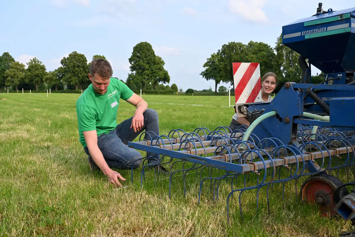 Junge Landwirt:in vor Traktoren