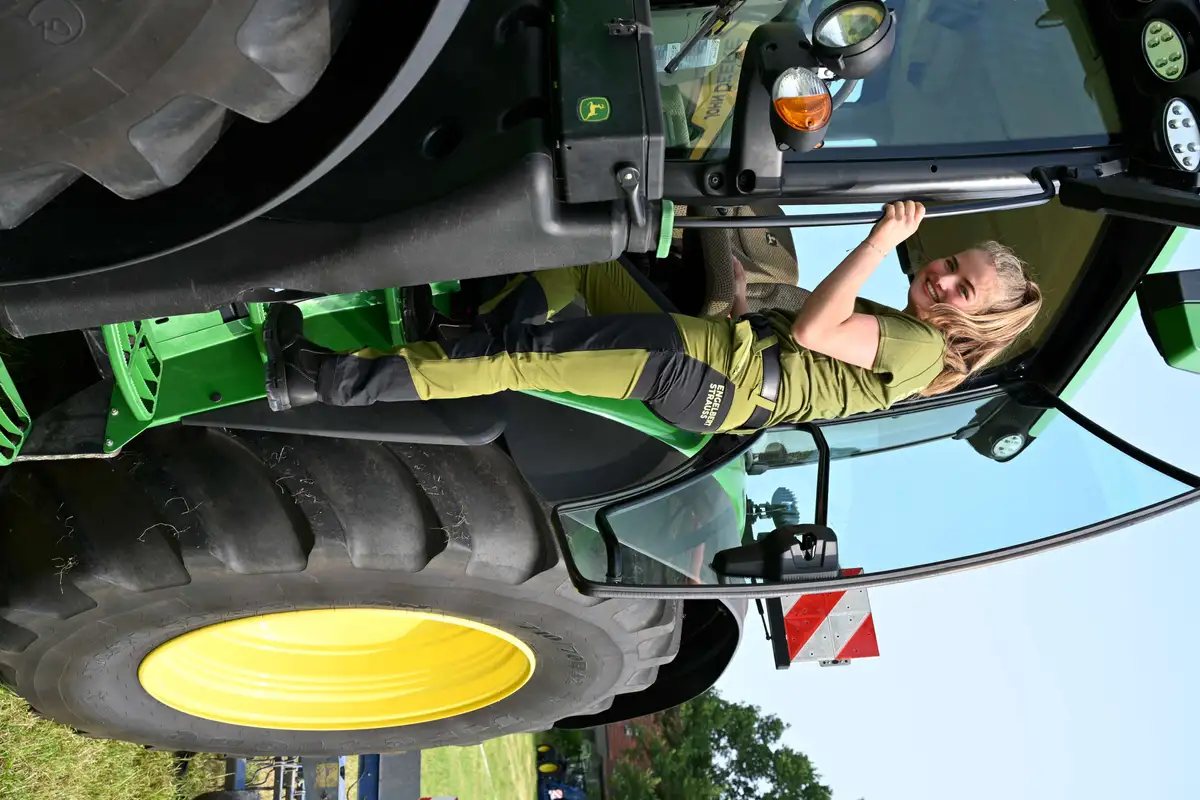 Junge Landwirtin auf Traktor