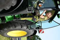 Junge Landwirtin auf Traktor