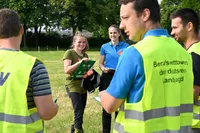 Junge Landwirte stehen in einer Gruppe