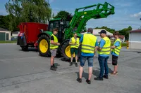 Besprechung vor Traktor