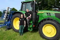 Zwei Landwirtinnen vor Traktor