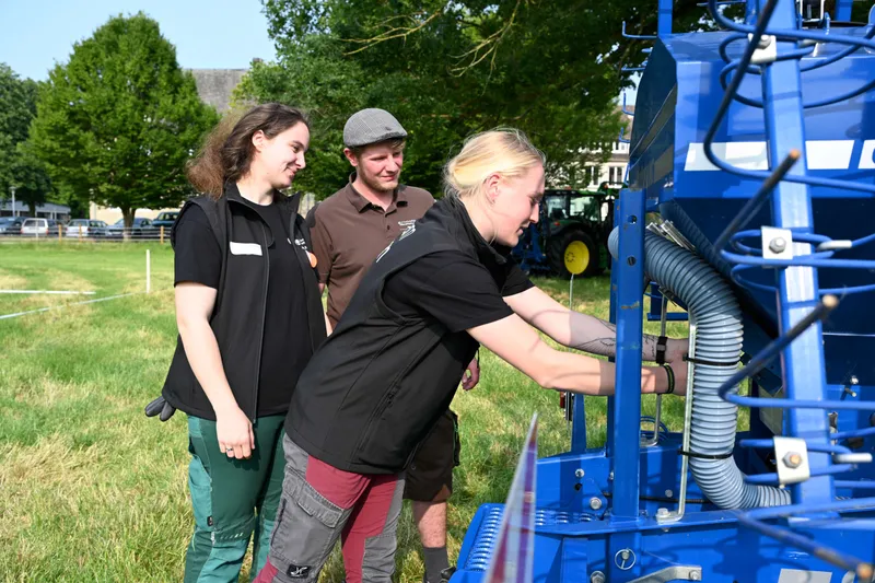 Zwei Landwirtinnen vor Traktor