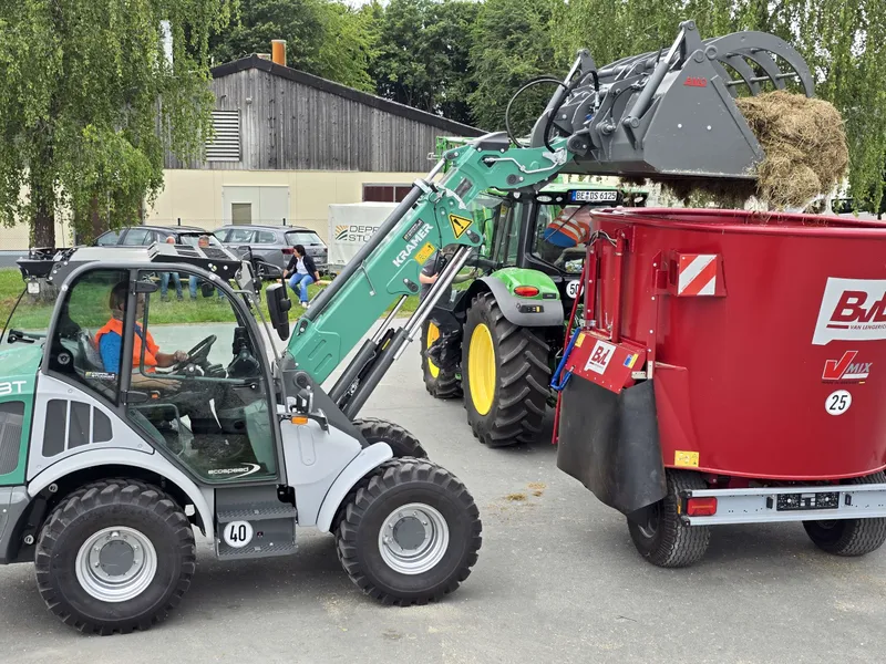 Junger Mann im Traktor