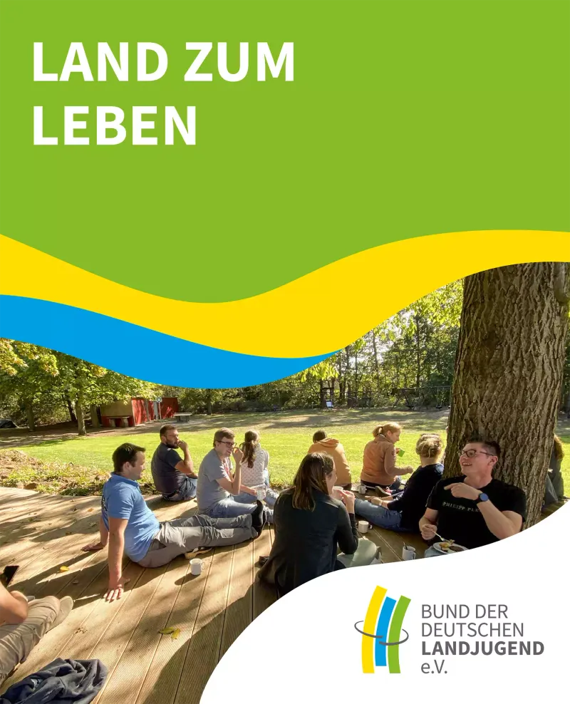 Menschen genießen die Natur in einer malerischen Landschaft mit Bäumen und gelben Akzenten. Ein Schriftzug "Land zum Leben" unterstreicht die Freude am Outdo...