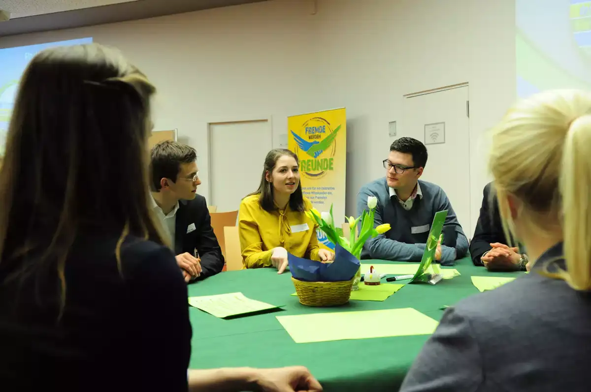Jugendliche diskutieren am Tisch