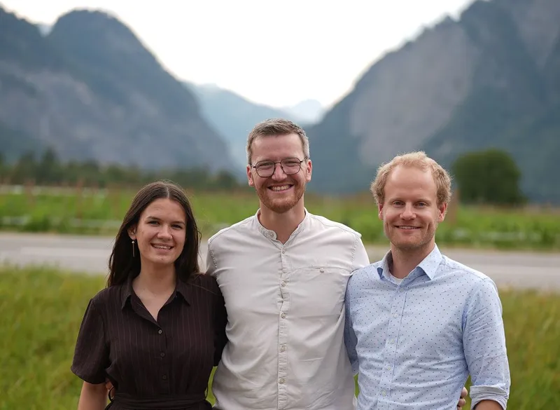 Der RYE-Vorsitzende (mitte) Martin Siemen mit seinen Vizes: Jana Apala und Petter Jacobsen mit den Schweizer Bergen im Hintergrund