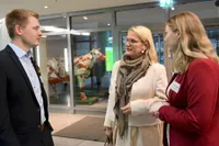 Drei Personen im Gespräch im Foyer des Hauses für Land-und Erährungswirtschaft