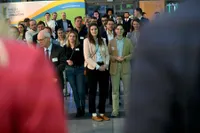Eine Gruppe Landjugendlicher und Politiker:innen lauschen den Buvos