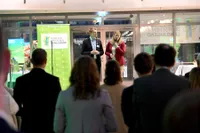 Lars und Theresa sprechen vor einem BDL Aufsteller