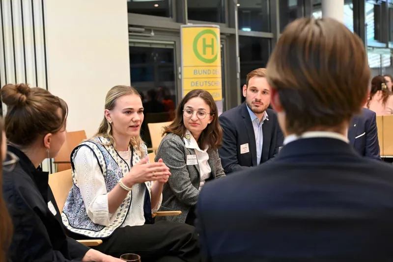 Junge Frau in der Diskussion mit Landjugend und Politik beim Parlamentarischen Abend des BDL