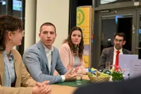 Ein Landjugendlicher spricht an einem Diskussionstisch