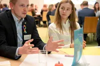 Ein Landjugendlicher spricht an einem Diskussionstisch