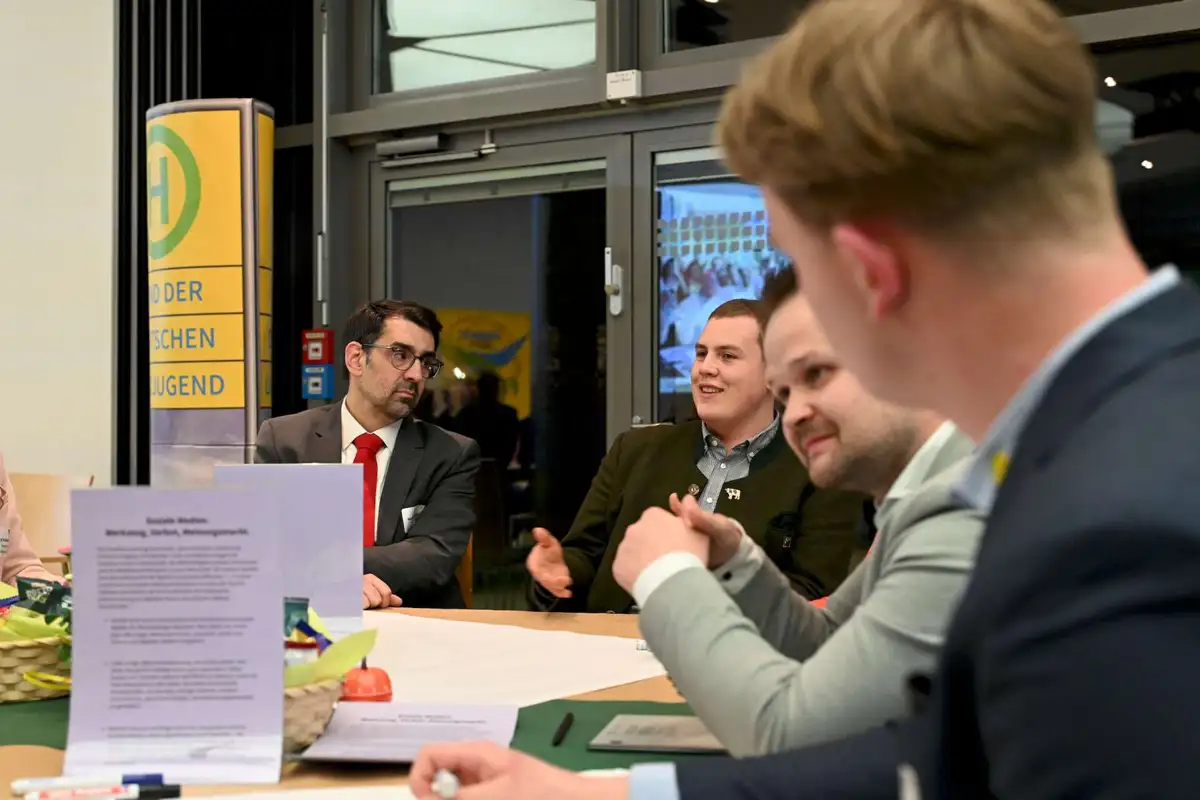 Personen an einem Gruppentisch