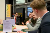 Personen an einem Gruppentisch