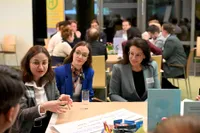 Staatssekretärin Martina Englhardt-Kopf lauscht der Diskussion