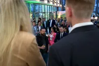 Über die Schultern der Buvos sieht man ein lauschendes Publikum