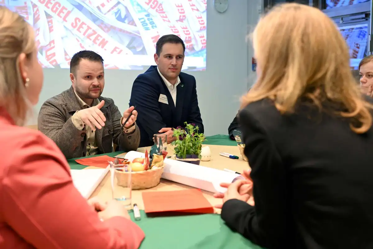 Stellvertretender Buvo Christian Leu im Gespräch
