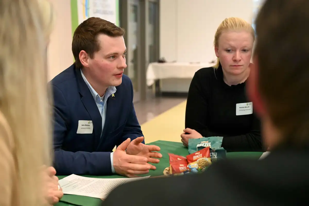Junger Mann teilt seinen Standpunkt
