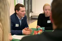 Junger Mann teilt seinen Standpunkt