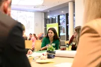 Die Abgeordnete Zoe Mayer im Gespräch