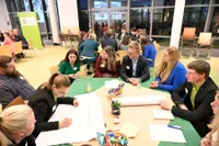 Diskussion an einem Gruppentisch mit der Abgeordneten Zoe Mayer
