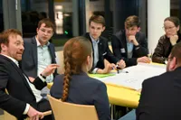 Abgeordneter Karl Bär im Gespräch mit mehreren jungen Menschen