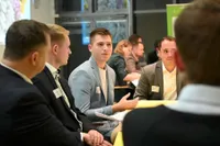 Diskussionsteilnehmende an einem Tisch