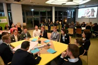 Gruppendiskussion an einem Tisch