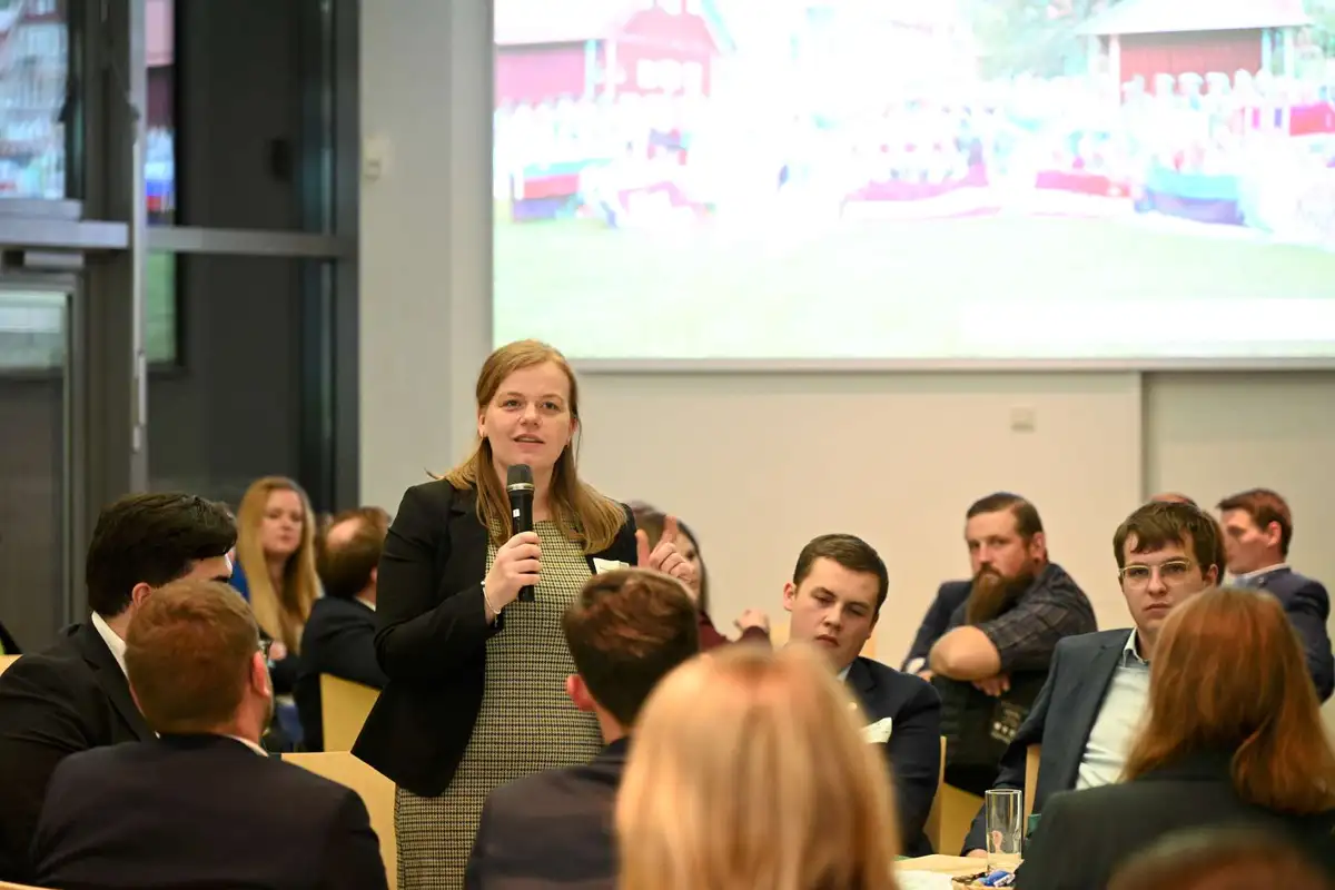 Stellvertretende Buvo Anne-Kathrin Meister spricht am Mikrofon