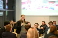 Stellvertretende Buvo Anne-Kathrin Meister spricht am Mikrofon