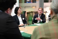 Junger Mann teilt seinen Standpunkt