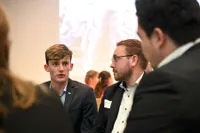 Junger Mann teilt seinen Standpunkt