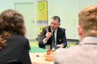 Der Abgeordnete Dieter Stier im Gespräch