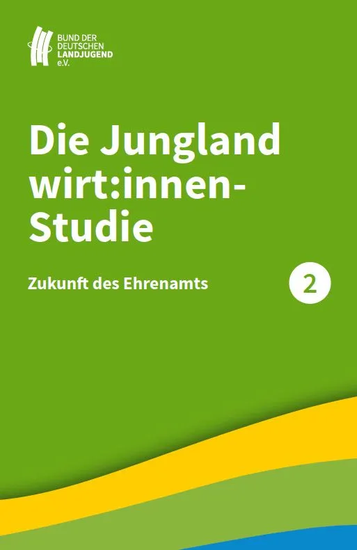 Ein Poster mit dem Titel "JL-Studie" auf grünem Gras liegend. Das Poster zeigt ein Logo und Grafiken in einem rechteckigen Rahmen.