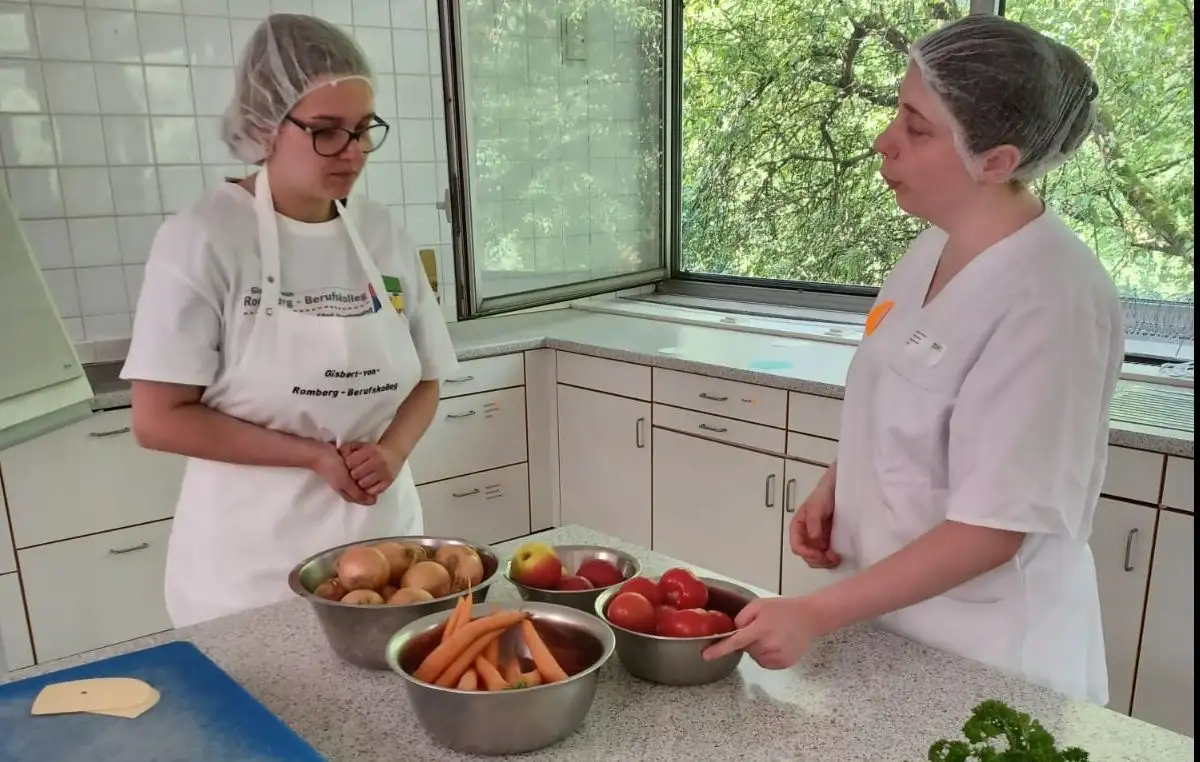 Finalistinnen beim Kochen