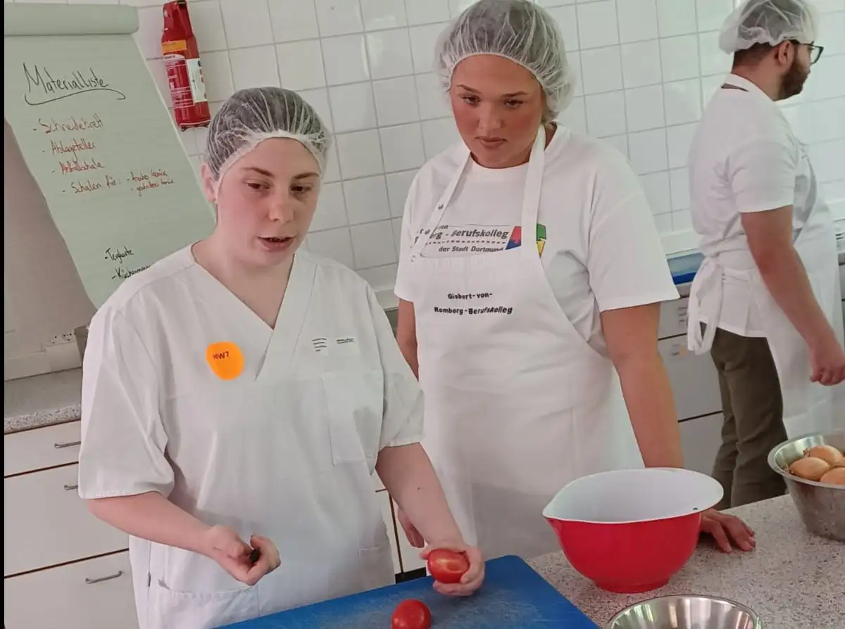 Finalistinnen beim Kochen