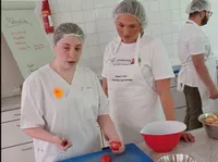 Finalistinnen beim Kochen