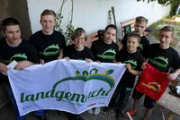Jugendliche mit Landgemacht Plakat